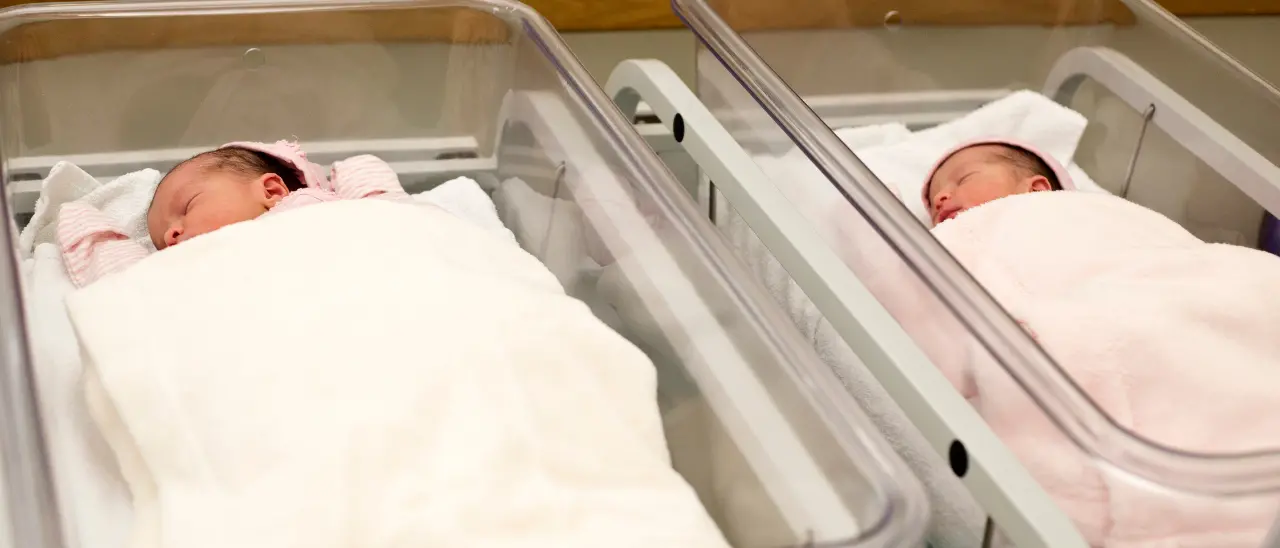 Bambini venduti a Crotone, svolta nel caso dei gemelli: aperta un’indagine mentre un uomo si fa avanti. Attesa per il Dna\n