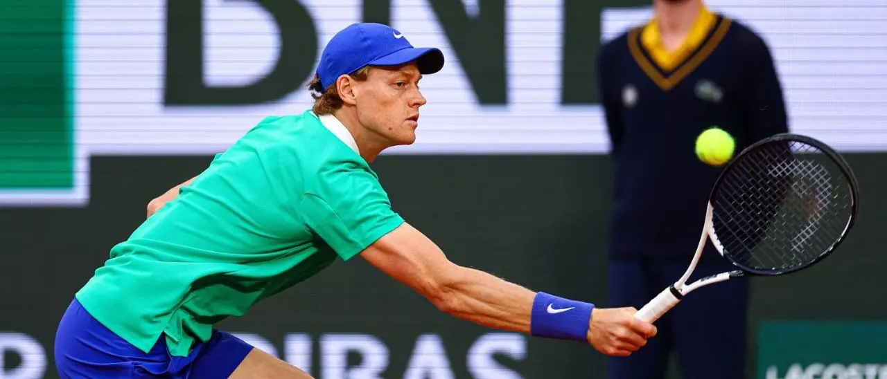 Tennis, Sinner buona la “prima” sull’erba di Halle: battuto Hanfmann\n