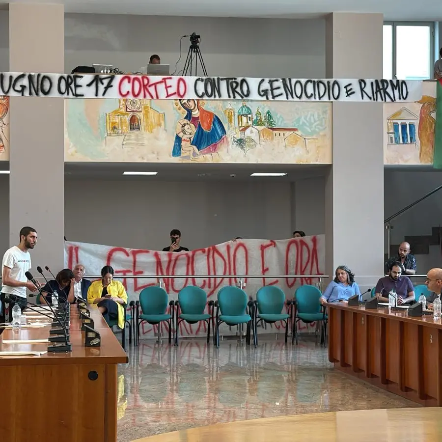 L’urlo pro-Pal dal Comune di Cosenza: «Netanyahu criminale, in Palestina resistenza armata contro il sionismo»\n