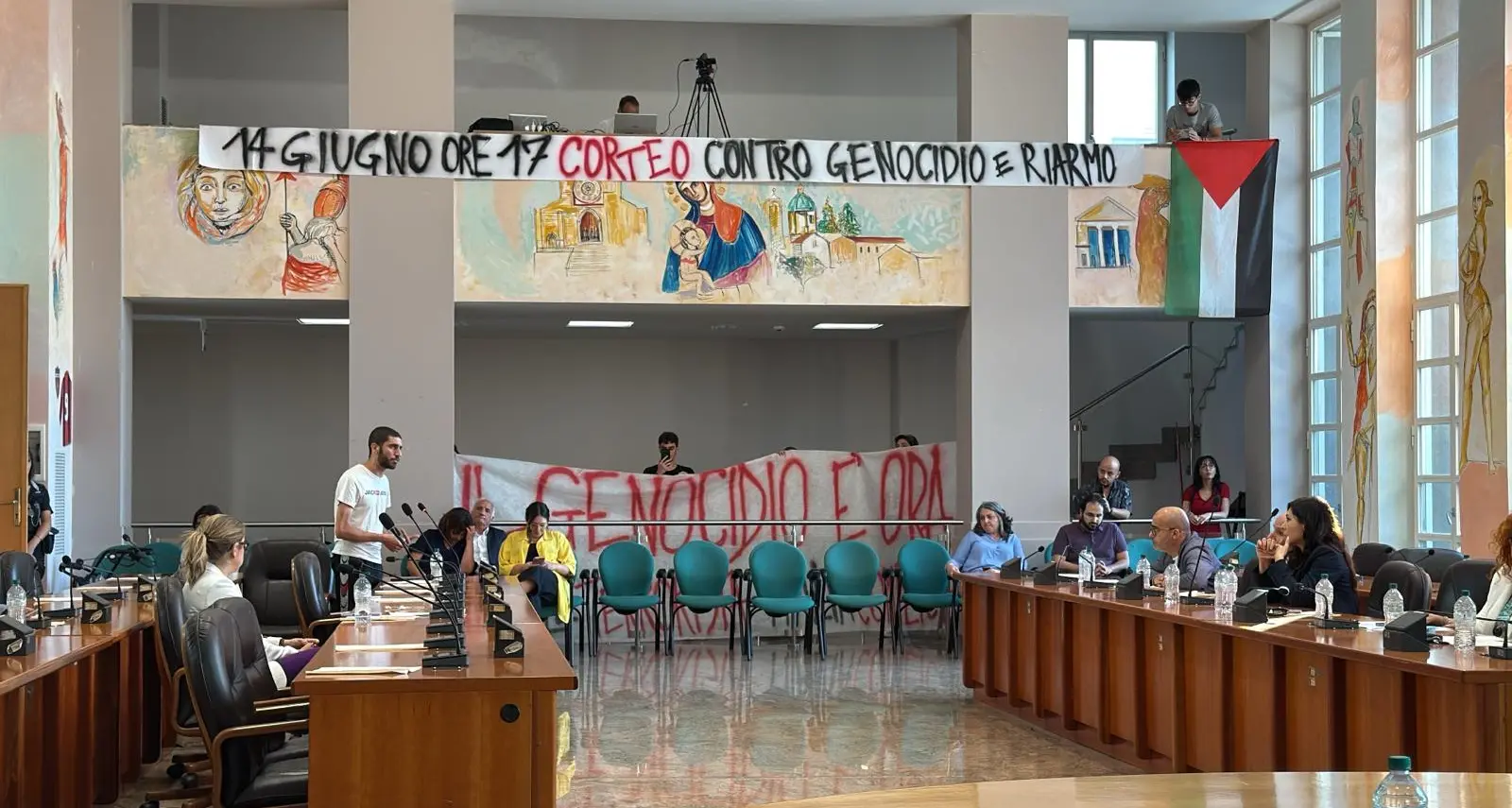 L’urlo pro-Pal dal Comune di Cosenza: «Netanyahu criminale, in Palestina resistenza armata contro il sionismo»\n