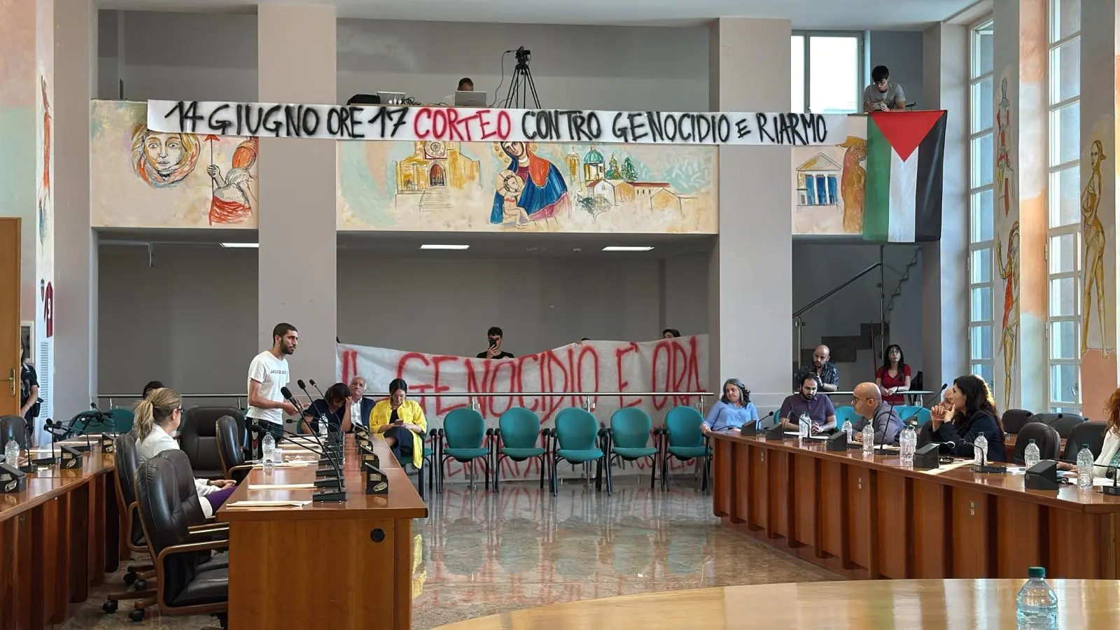 L’urlo pro-Pal dal Comune di Cosenza: «Netanyahu criminale, in Palestina resistenza armata contro il sionismo»\n