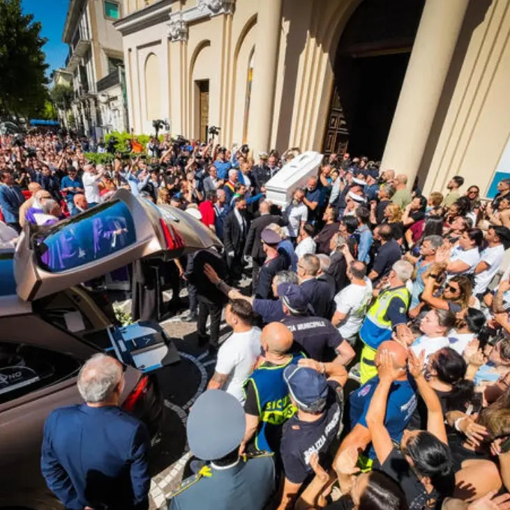 Lacrime e commozione ad Afragola per i funerali di Martina Carbonaro, la 14enne uccisa dall’ex. L’arcivescovo: «L’amore non è possesso»\n