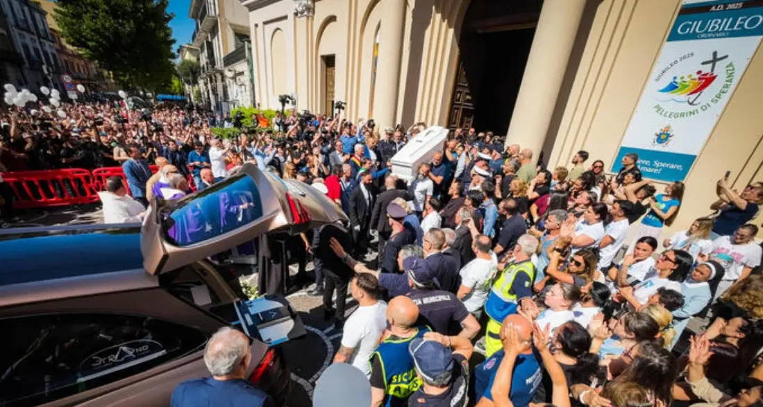 Lacrime e commozione per i funerali di Martina Carbonaro, la 14enne uccisa dall’ex. L’arcivescovo: «L’amore non è possesso»