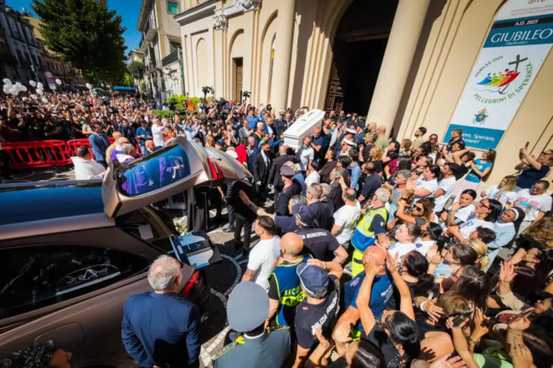 Lacrime e commozione ad Afragola per i funerali di Martina Carbonaro, la 14enne uccisa dall’ex. L’arcivescovo: «L’amore non è possesso»\n