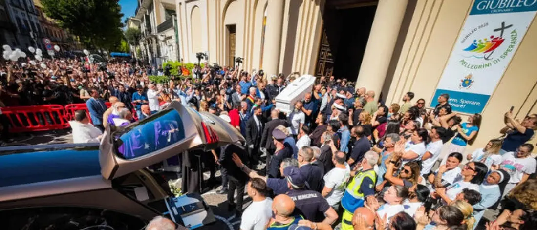 Lacrime e commozione ad Afragola per i funerali di Martina Carbonaro, la 14enne uccisa dall’ex. L’arcivescovo: «L’amore non è possesso»\n