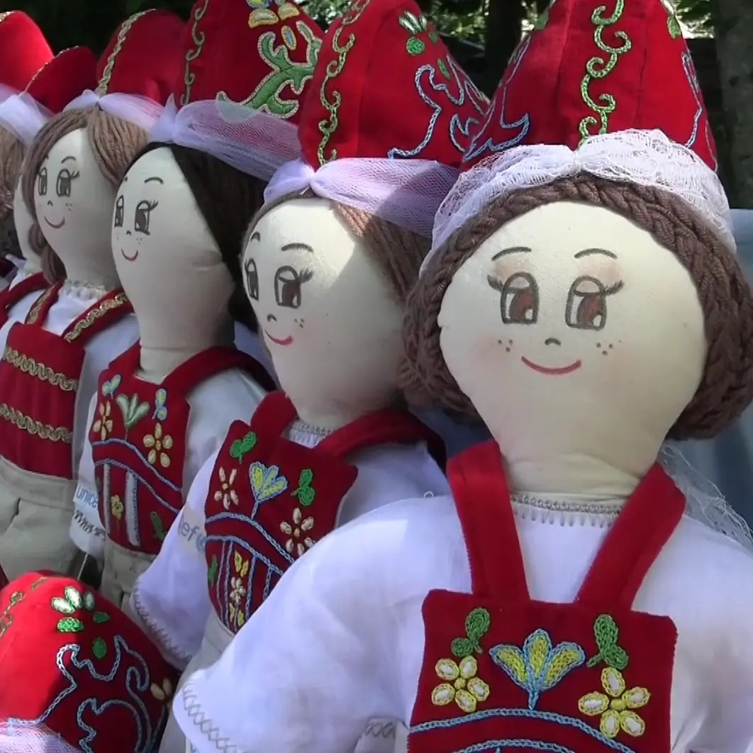 Scuola e Unicef insieme\u00A0a Caraffa, adottate oltre 100 pigotte con il costume tipico arbëreshë