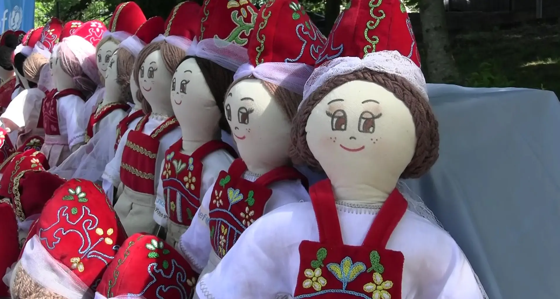 Scuola e Unicef insieme\u00A0a Caraffa, adottate oltre 100 pigotte con il costume tipico arbëreshë