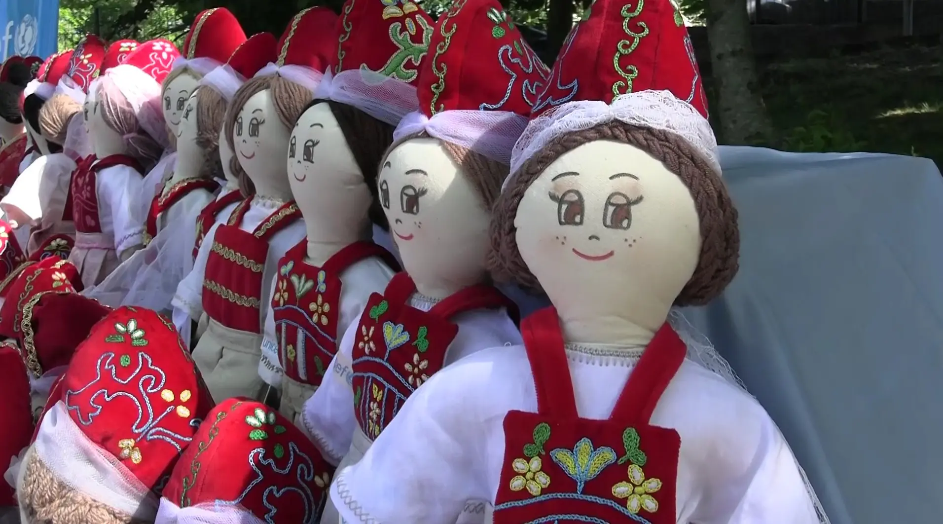 Scuola e Unicef insieme\u00A0a Caraffa, adottate oltre 100 pigotte con il costume tipico arbëreshë