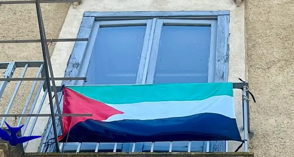 Calabria unita per Gaza: oltre 100 comuni sventolano la bandiera palestinese:\u00A0«Un messaggio potente perché condiviso»\n