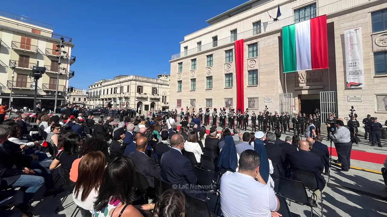 <p>L&#39;Arma dei carabinieri celebra 211 anni di storia con la cerimonia militare in piazza De Nava</p>\\n