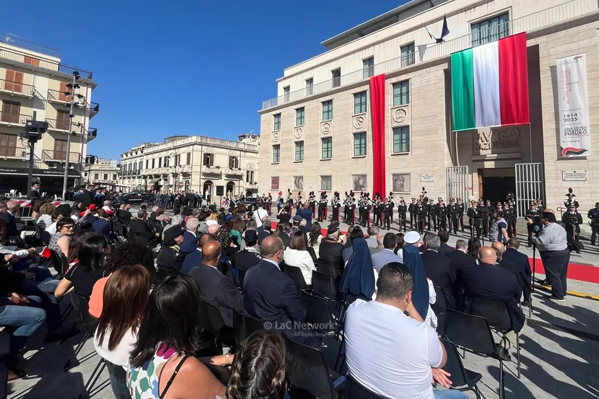 <p>L&#39;Arma dei carabinieri celebra 211 anni di storia con la cerimonia militare in piazza De Nava</p>\\n