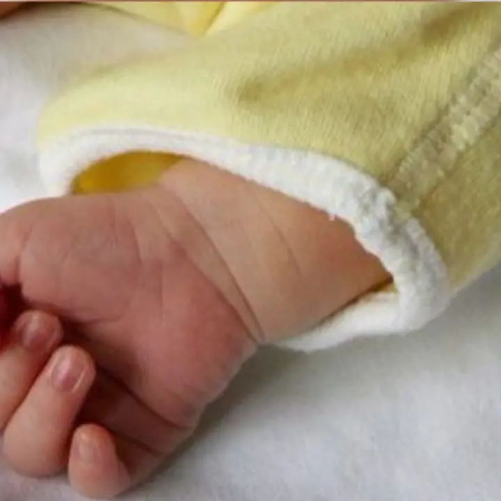 Bambini venduti a Crotone, spunta un nuovo caso. Stella denuncia: «Avevo 17 anni,\u00A0non mi fecero mai vedere la bimba»\n