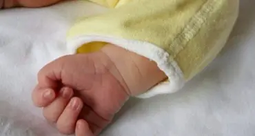 Bambini venduti a Crotone, spunta un nuovo caso. Stella denuncia: «Avevo 17 anni,\u00A0non mi fecero mai vedere la bimba»\n