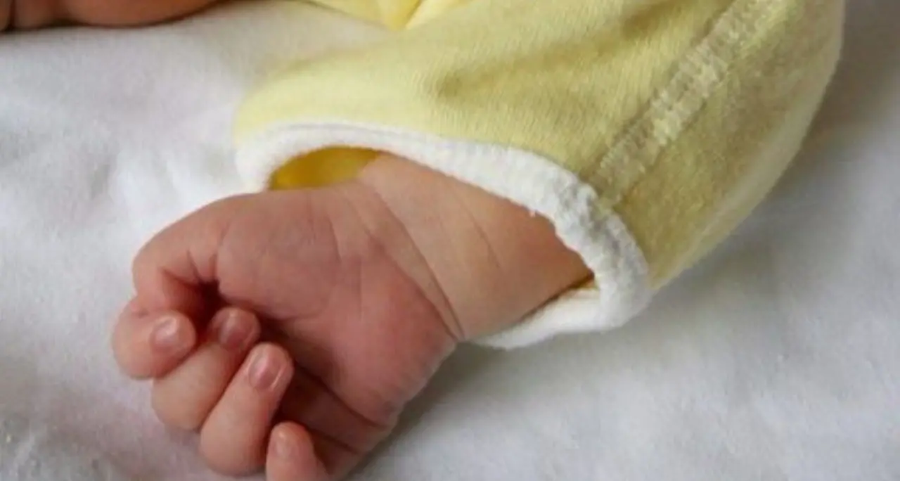 Bambini venduti a Crotone, spunta un nuovo caso. Stella denuncia: «Avevo 17 anni,\u00A0non mi fecero mai vedere la bimba»\n