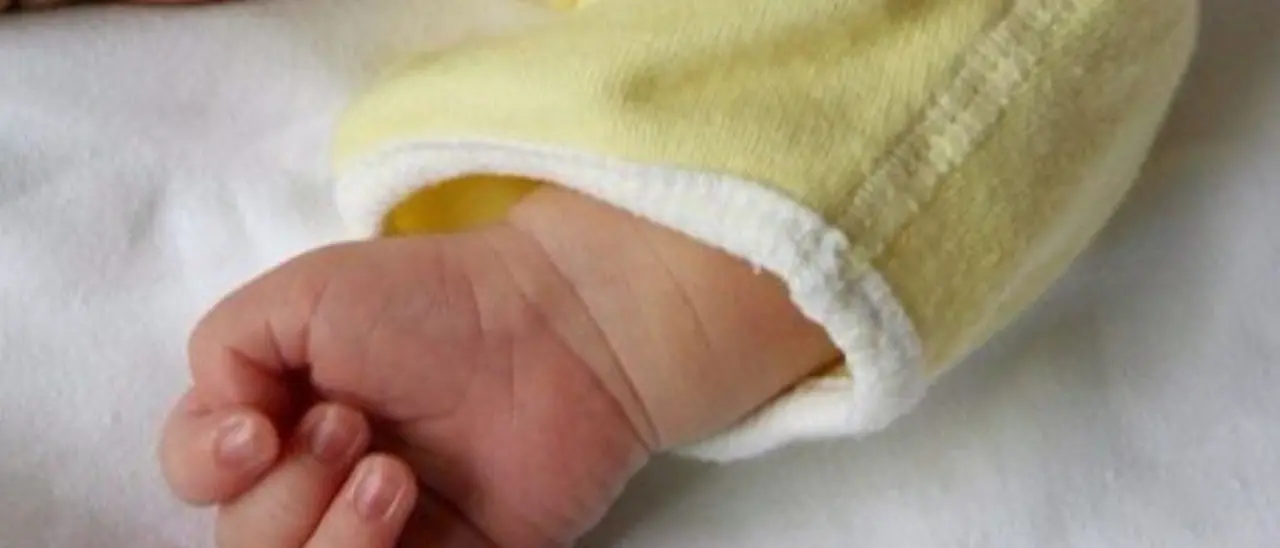 Bambini venduti a Crotone, spunta un nuovo caso. Stella denuncia: «Avevo 17 anni,\u00A0non mi fecero mai vedere la bimba»\n