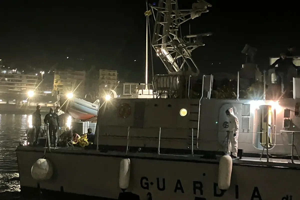 <p>L&#39;imbarcazione con a bordo i 37 migranti sul molo di ponente del&nbsp;porto di Reggio Calabria</p>\\n