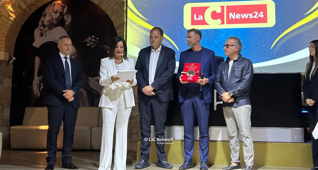 La Calabria celebra Andrea Barzagli, al campione del mondo 2006 il premio 3RLegends Award: «Bello essere qui»\n