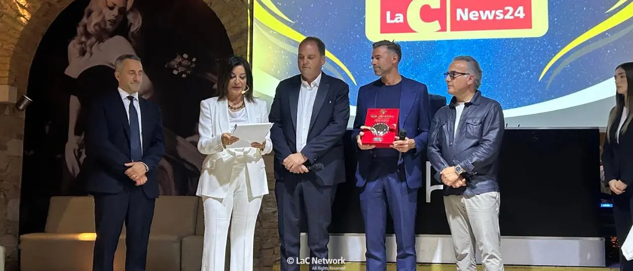 La Calabria celebra Andrea Barzagli, al campione del mondo 2006 il premio 3RLegends Award: «Bello essere qui»\n