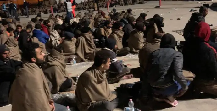 Roccella, continuano gli sbarchi di migranti: soccorse nella notte 130 persone\n
