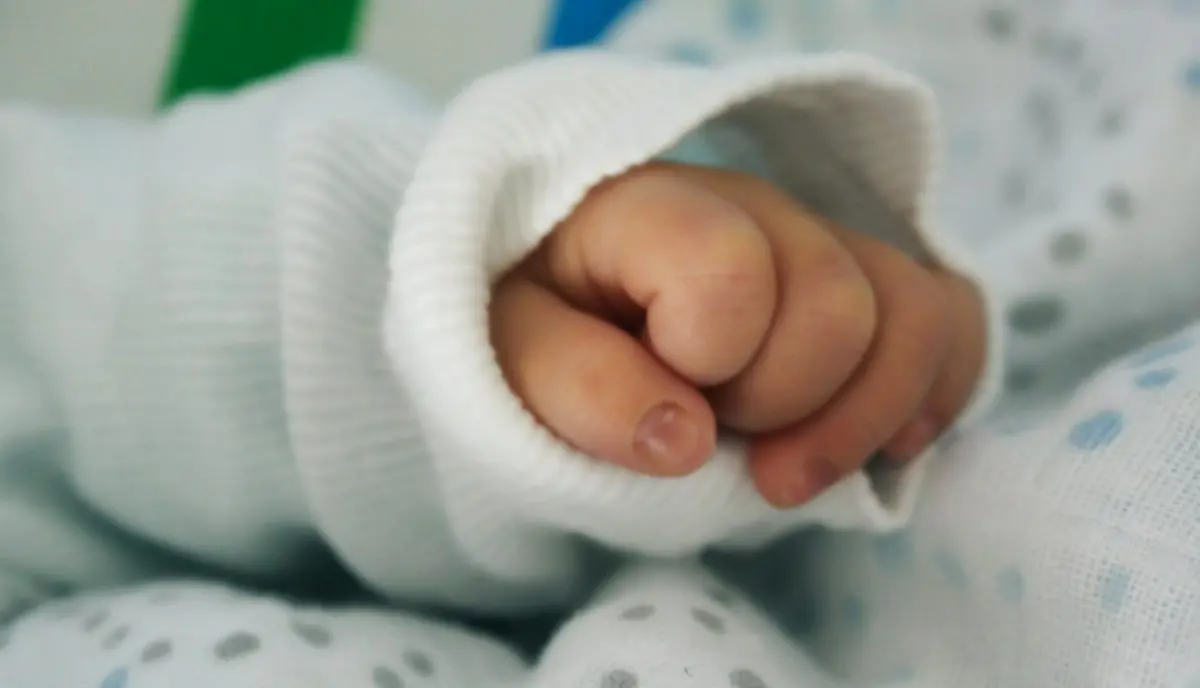 Napoli, bimbo di 9 mesi con gravissime fratture: si indaga in ambito familiare, il compagno della madre è calabrese\n