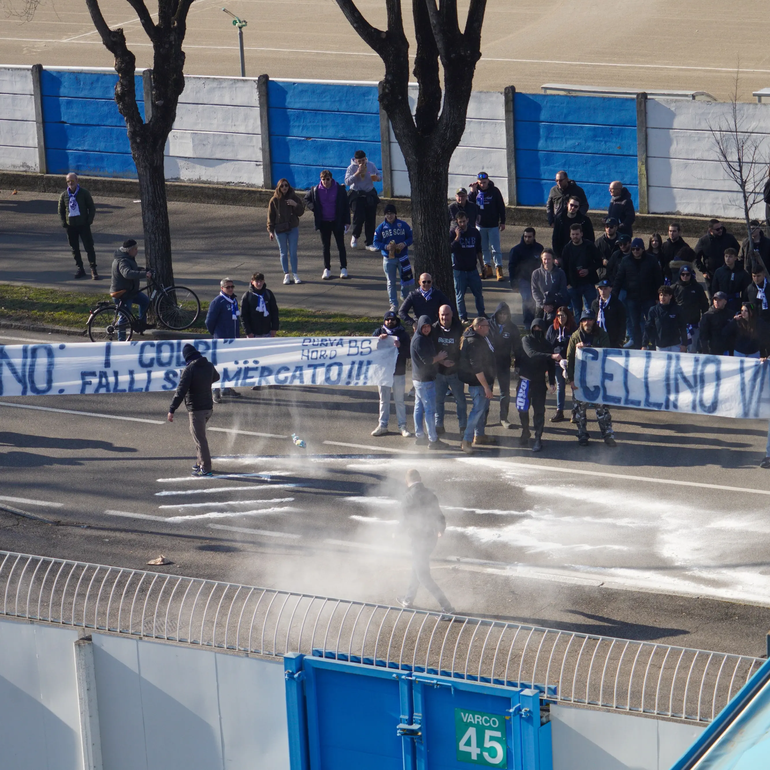Brescia Calcio, incubo fallimento sempre più realtà: Cellino non paga. Tifosi sotto la sede, clima tesissimo\n