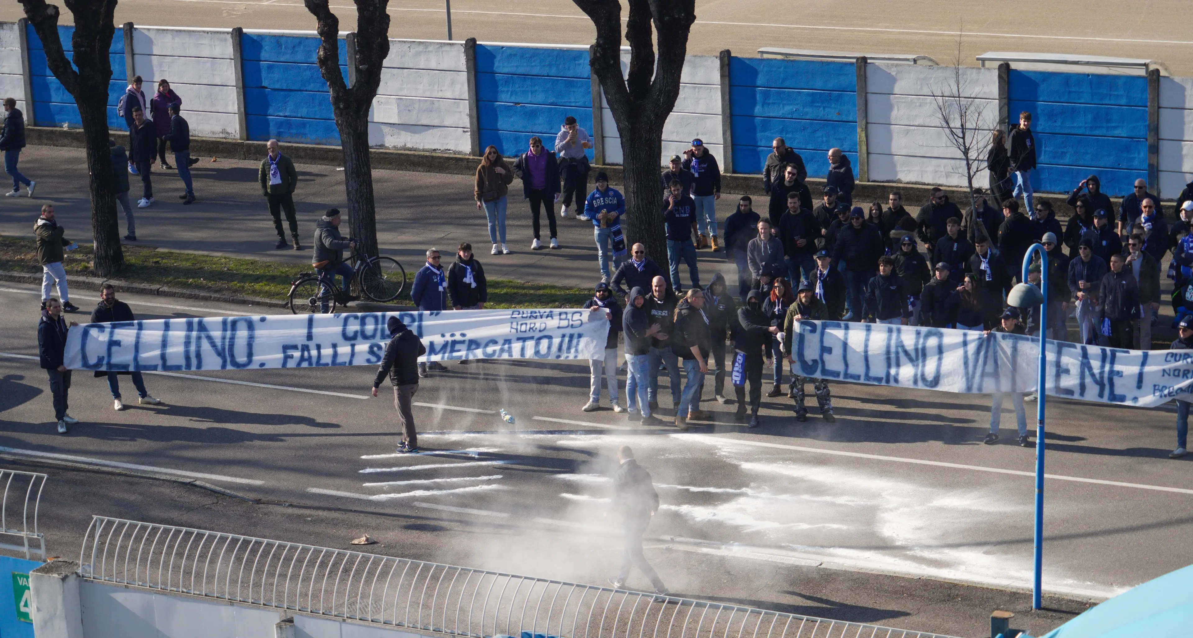 Brescia Calcio, incubo fallimento sempre più realtà: Cellino non paga. Tifosi sotto la sede, clima tesissimo\n