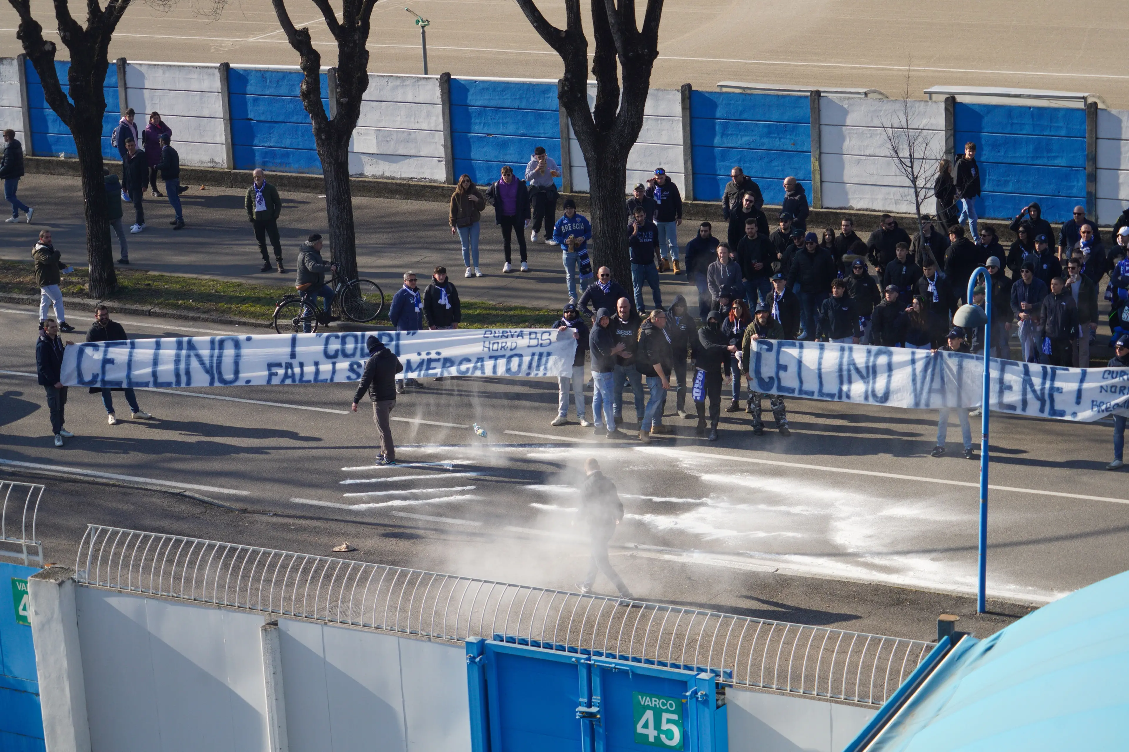 Brescia Calcio, incubo fallimento sempre più realtà: Cellino non paga. Tifosi sotto la sede, clima tesissimo\n