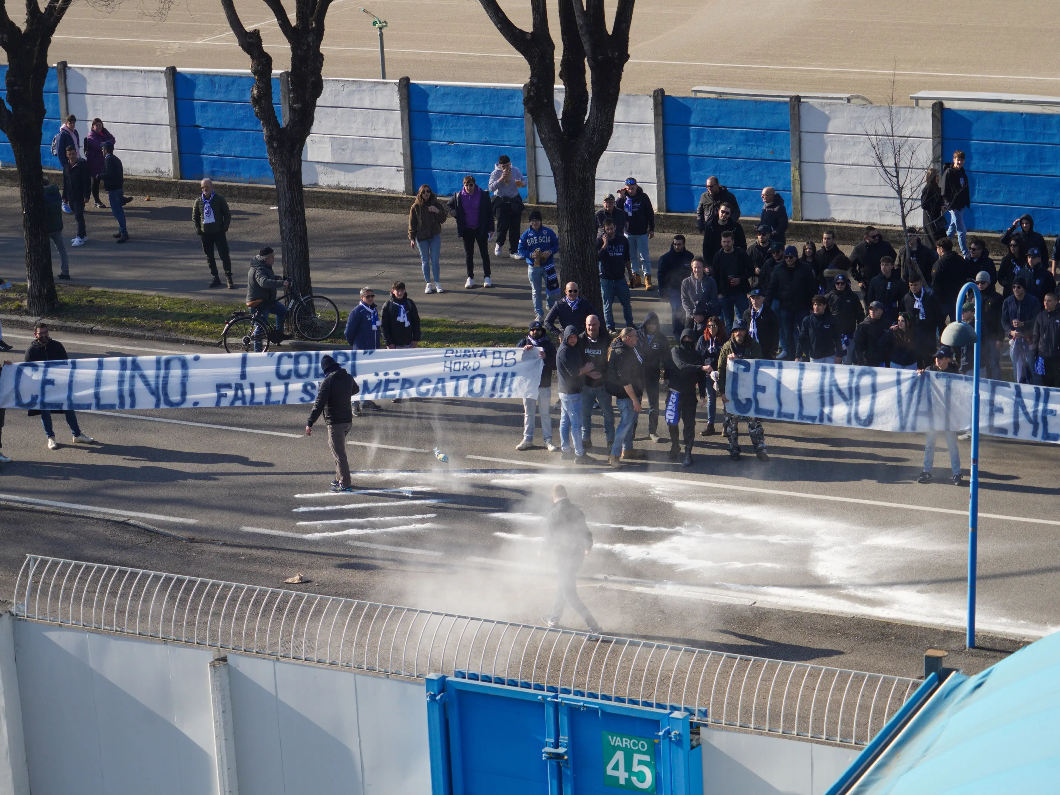 Brescia Calcio, incubo fallimento sempre più realtà: Cellino non paga. Tifosi sotto la sede, clima tesissimo