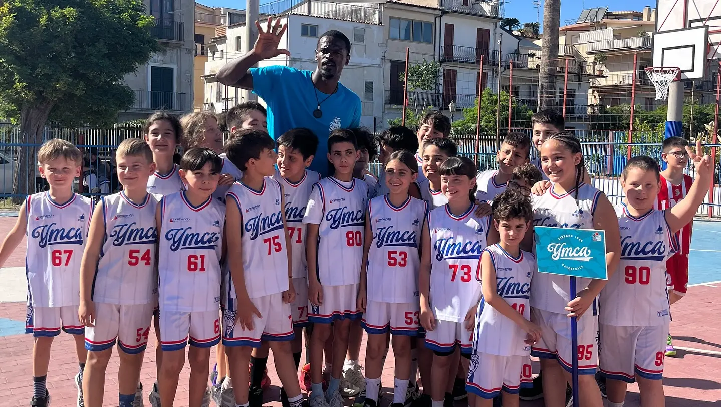 <p>Linton Johnson insieme ai bambini dell&#39;YMCA Siderno</p>\\n