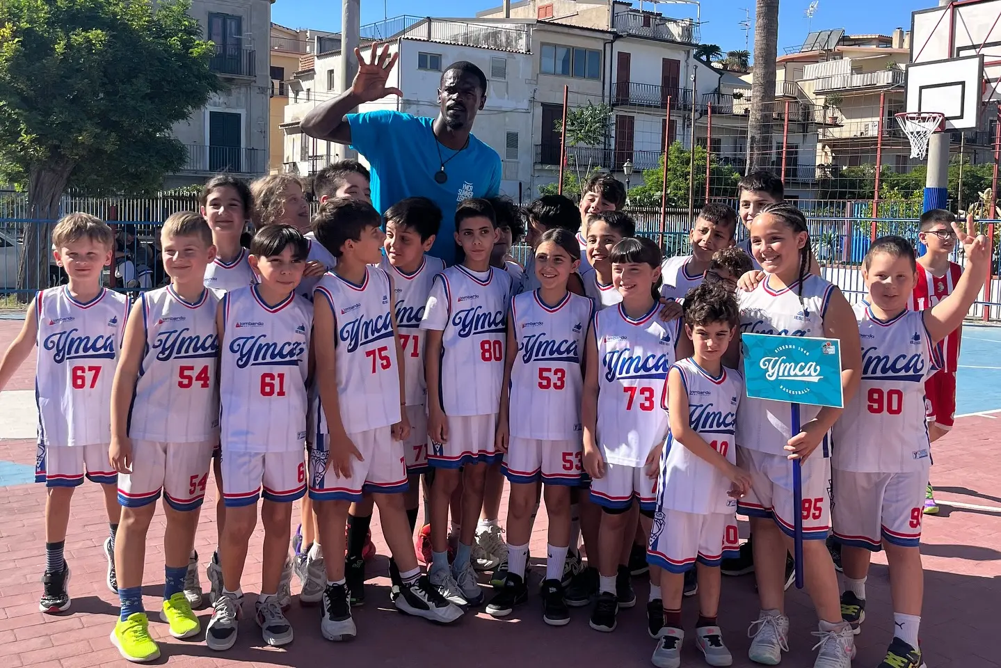 <p>Linton Johnson insieme ai bambini dell&#39;YMCA Siderno</p>\\n