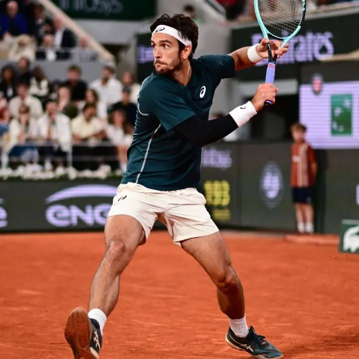 Tennis, Musetti lotta ma si ritira: Alcaraz va in finale al Roland Garros\n
