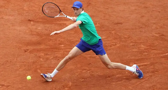 Sinner in finale al Roland Garros, battuto Djokovic. Domenica l’ultimo scontro con Alcaraz\n