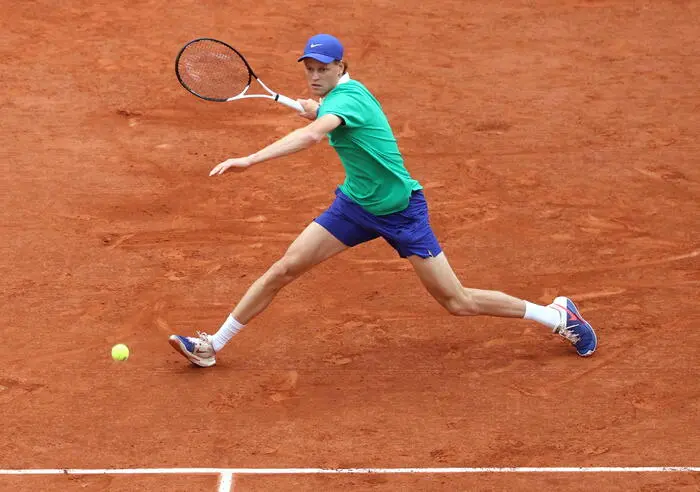 Sinner in finale al Roland Garros, battuto Djokovic. Domenica l’ultimo scontro con Alcaraz\n