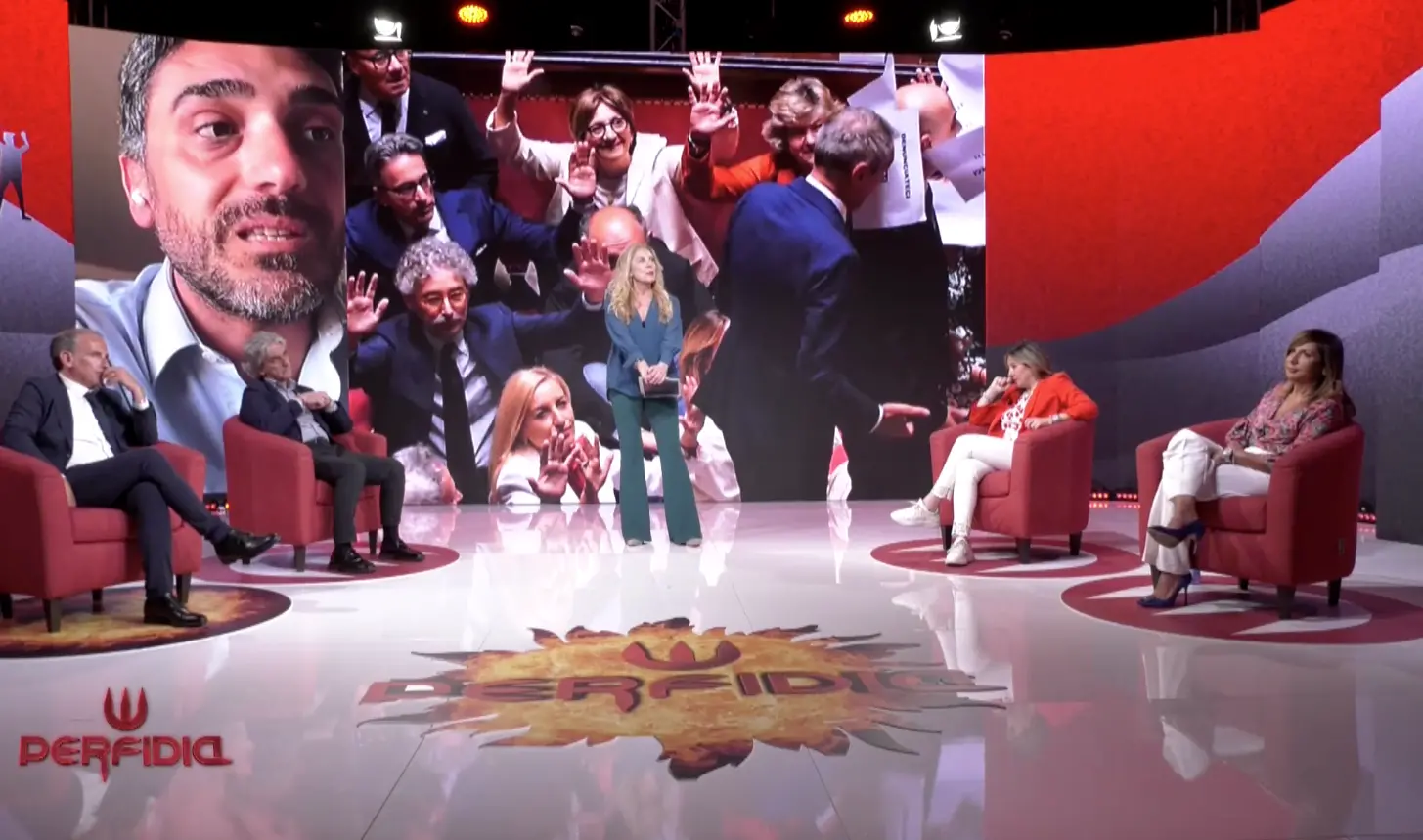 Perfidia \"sballottata\"... ma colpisce sempre: battute, verità scomode e uno scoop di Tucci su Lamezia\n