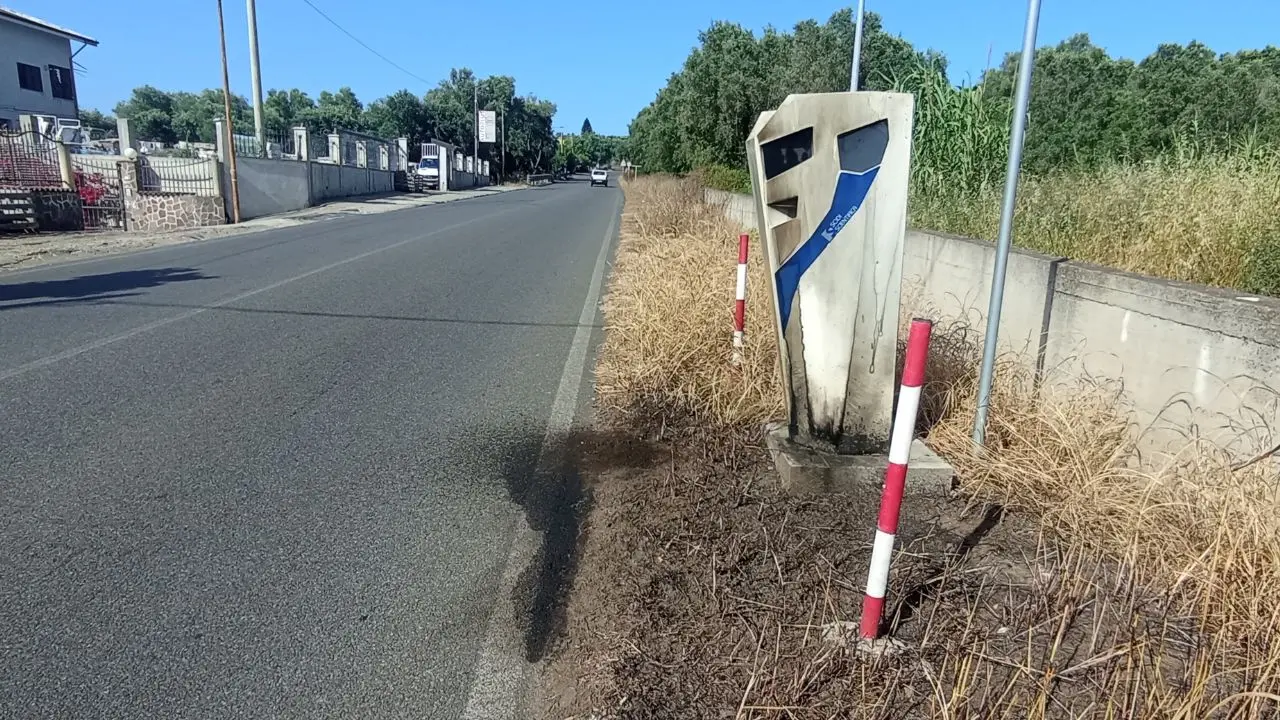 Di nuovo in fiamme l'autovelox tra Palmi e Gioia Tauro. Lo scorso anno fu incendiato e poi crivellato di colpi
