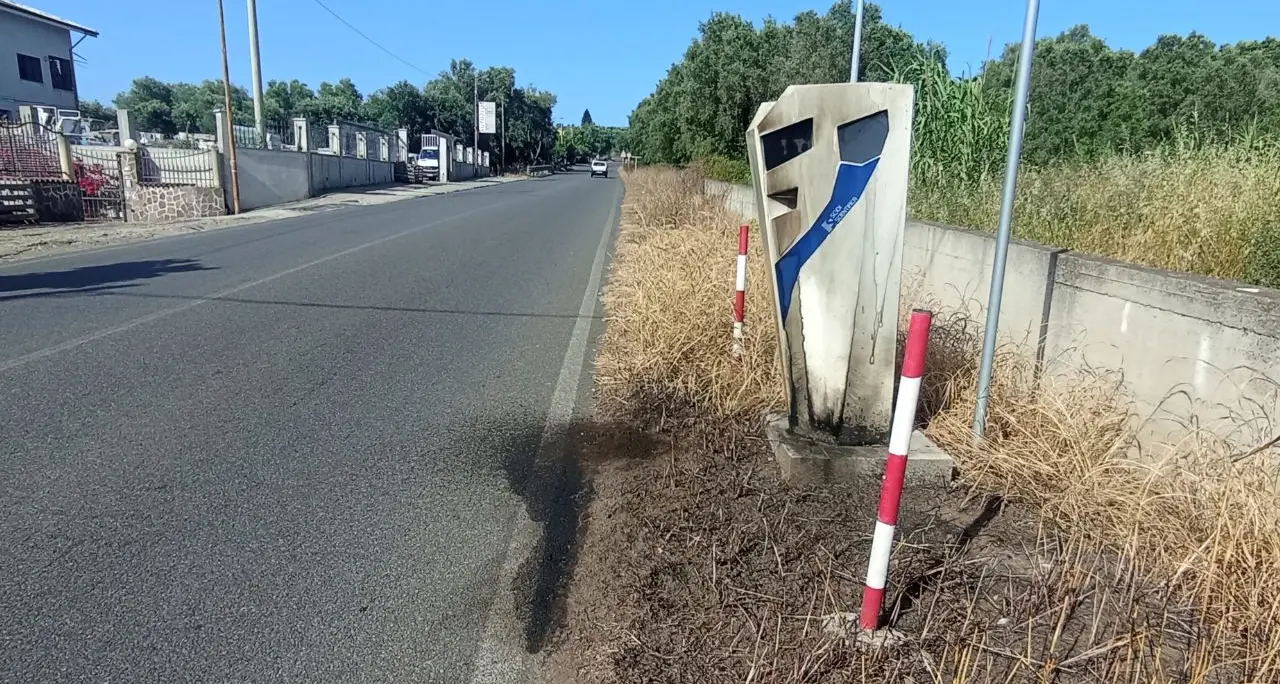 Di nuovo in fiamme l'autovelox tra Palmi e Gioia Tauro. Lo scorso anno fu incendiato e poi crivellato di colpi