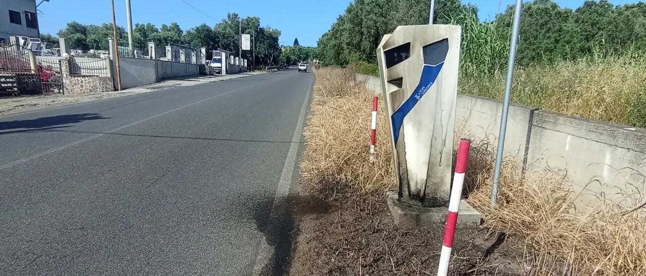 Di nuovo in fiamme l'autovelox tra Palmi e Gioia Tauro. Lo scorso anno fu incendiato e poi crivellato di colpi