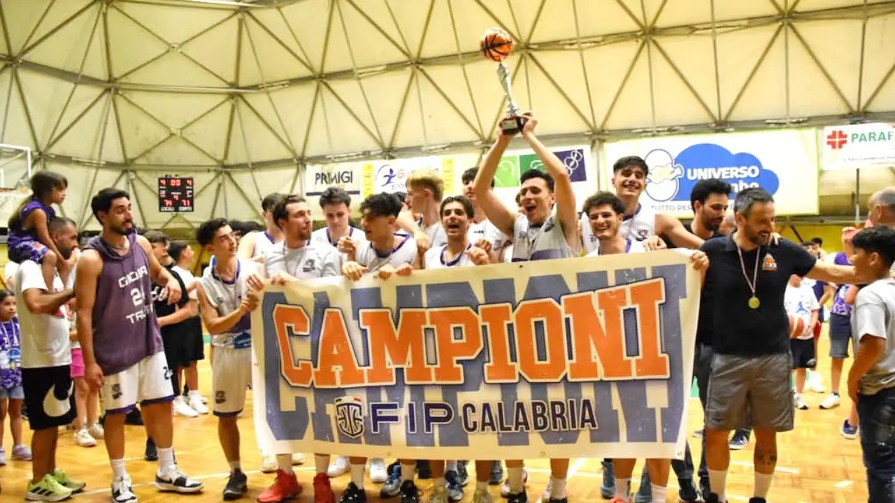 Festa grande a Gioia Tauro, la Cestistica Gioiese conquista la Serie C: «I ragazzi sono stati meravigliosi»
