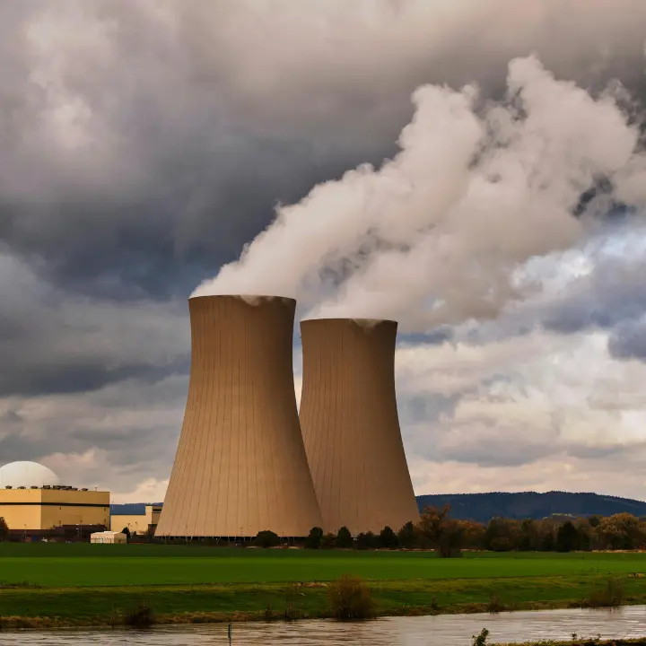 L’Italia entra nell’Alleanza nucleare, ma il futuro non si costruisce nel passato: le priorità sono altre\n