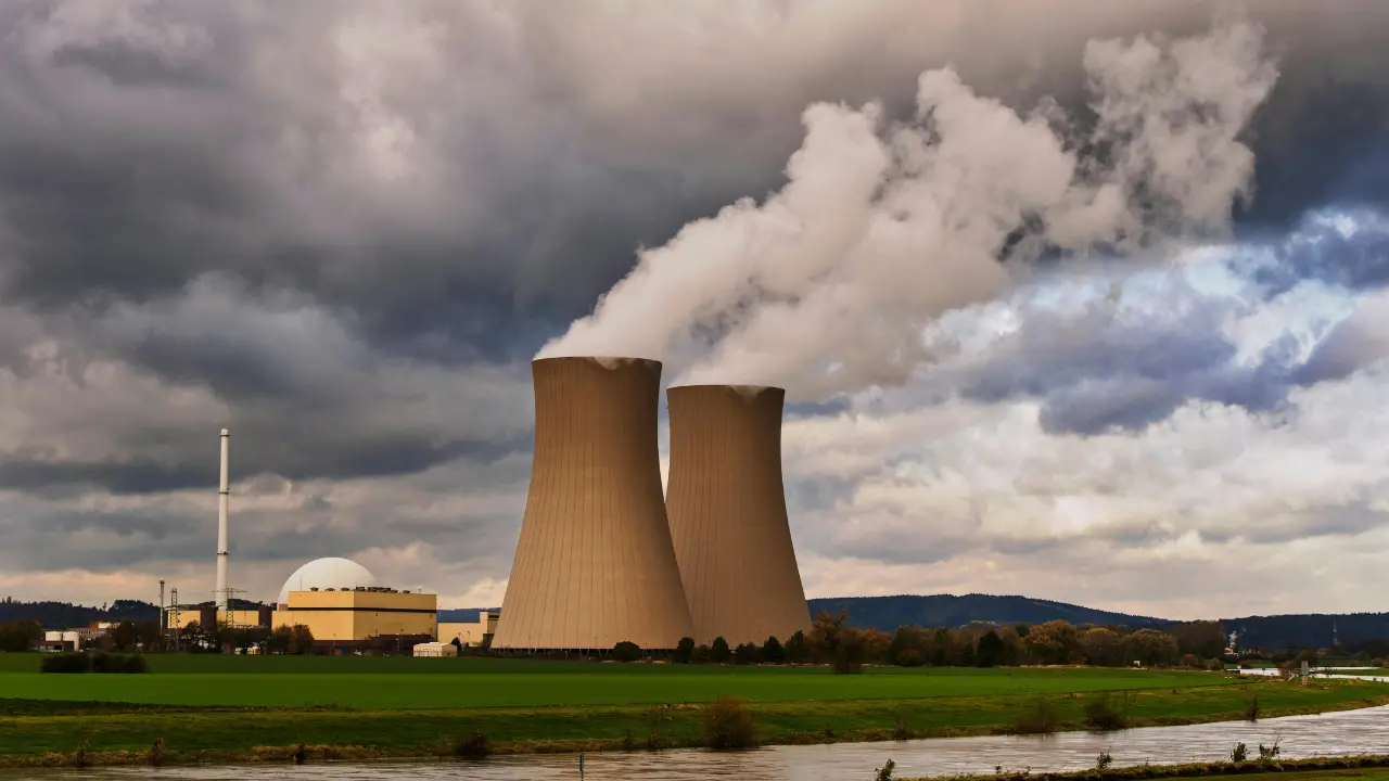 L’Italia entra nell’Alleanza nucleare, ma il futuro non si costruisce nel passato: le priorità sono altre\n