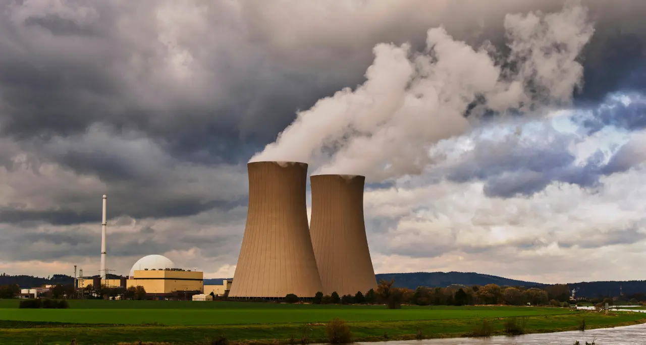 L’Italia entra nell’Alleanza nucleare, ma il futuro non si costruisce nel passato: le priorità sono altre\n