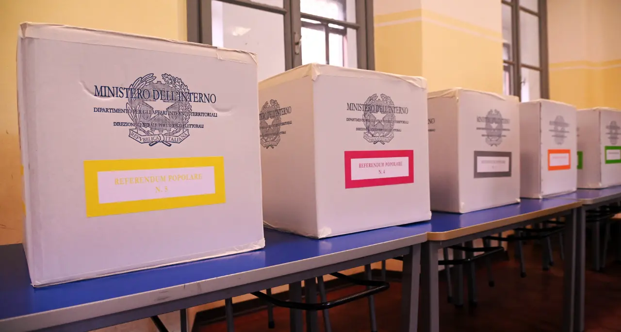 Referendum su lavoro e cittadinanza, seggi aperti:\u00A0tutto quello che c'è da sapere. A Lamezia è ballottaggio\n