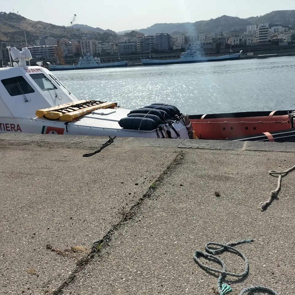 Migranti, nuovo sbarco a Reggio Calabria: 110 persone arrivate su motovedetta della Guardia Costiera