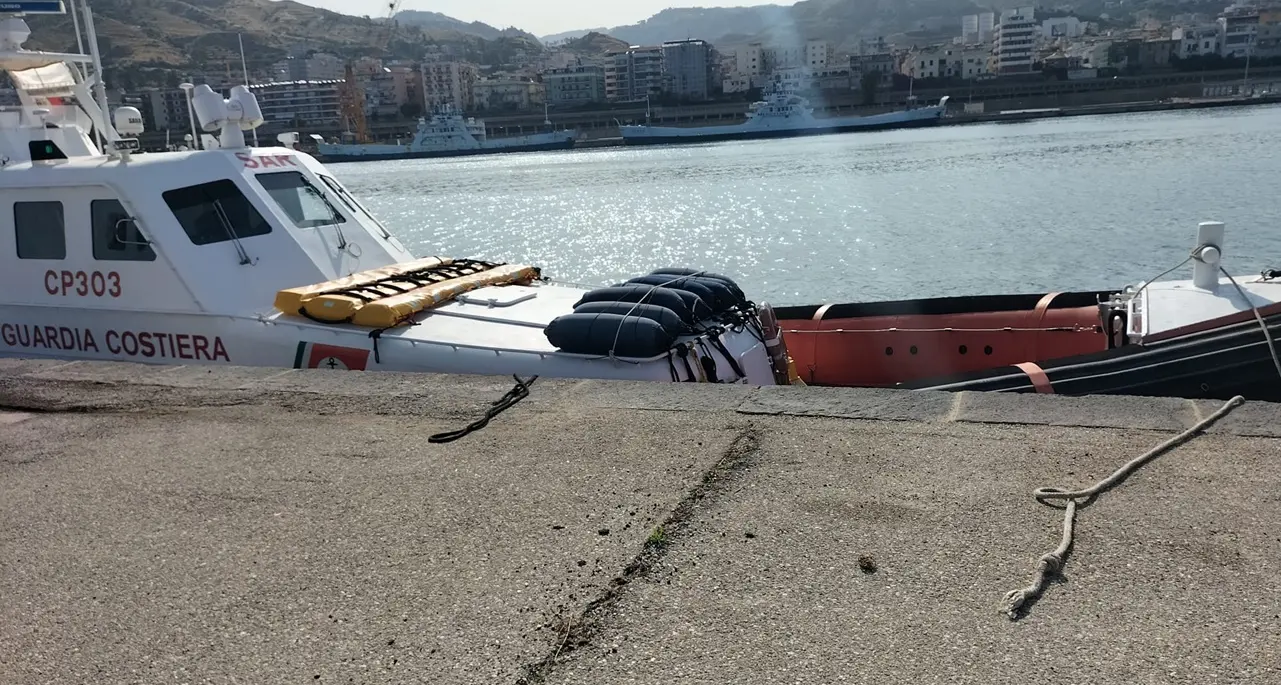 Migranti, nuovo sbarco a Reggio Calabria: 110 persone arrivate su motovedetta della Guardia Costiera