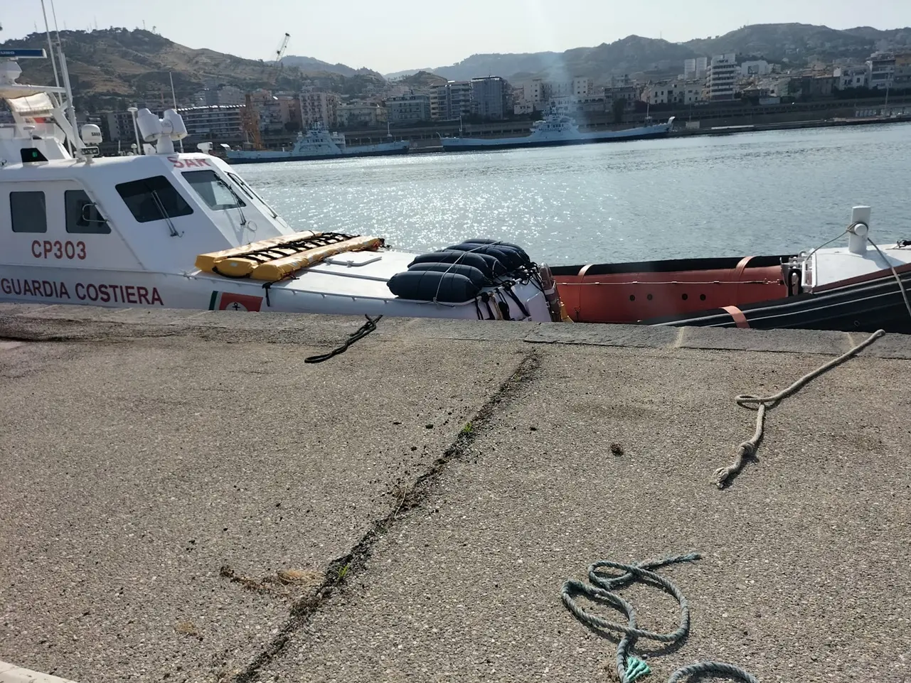 Migranti, nuovo sbarco a Reggio Calabria: 110 persone arrivate su motovedetta della Guardia Costiera
