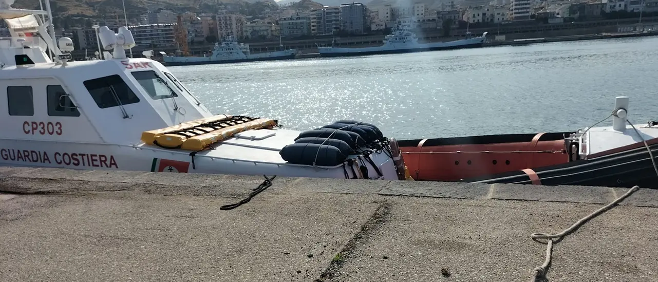 Migranti, nuovo sbarco a Reggio Calabria: 110 persone arrivate su motovedetta della Guardia Costiera