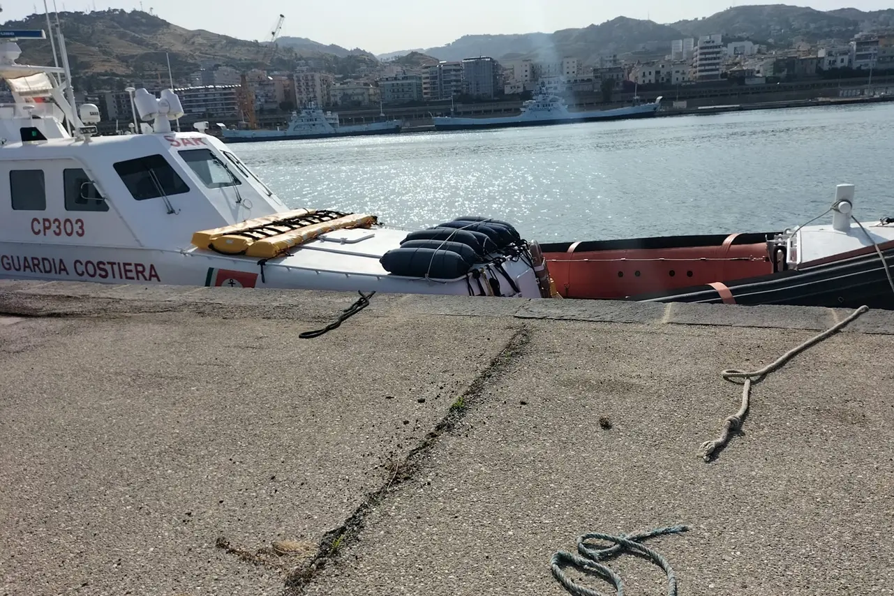 <p>Motovedetta della guardia costiera al porto di Reggio Calabria dopo lo sbarco di migranti odierno</p>\\n