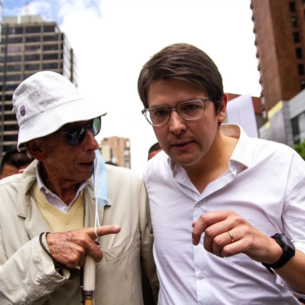 Colombia sotto shock: spari sul candidato a presidente Miguel Uribe a Bogotà\n