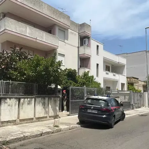 Femminicidio a Lecce, un 81enne spara e uccide la moglie\n