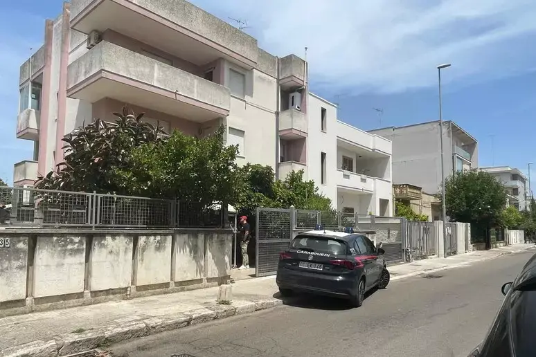 Femminicidio a Lecce, un 81enne spara e uccide la moglie\n